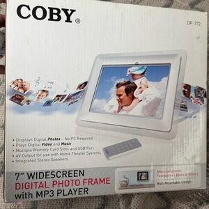 COBY 7" DP772 DIGITAL WIDESCREEN PHOTO FRAME / MP3 PLAYER -